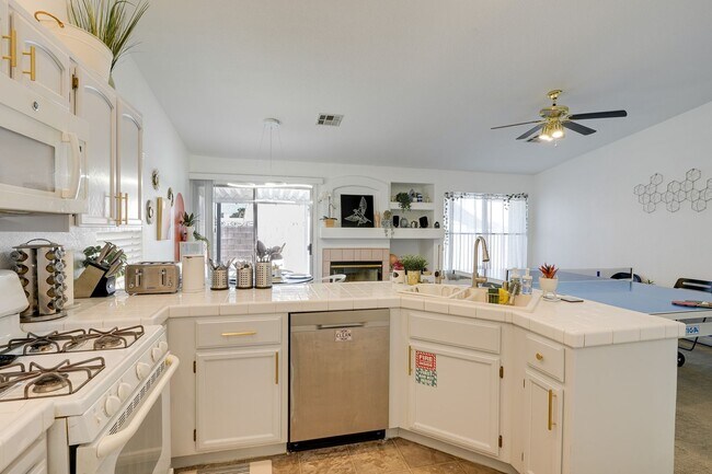 Building Photo - Fully Furnished Single-Story Gem – Spaciou...