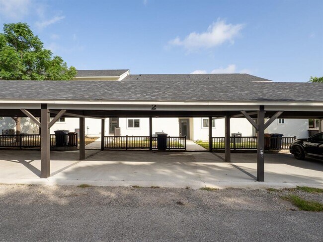 Building Photo - 210 Mockingbird Ln W