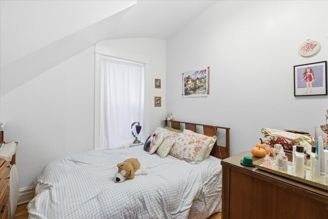 Building Photo - 2333 N Hamlin Ave