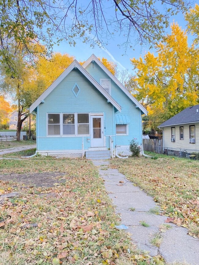 Building Photo - Move-in special. 3 bed 1 bath with a detached garage and large driveway $1250