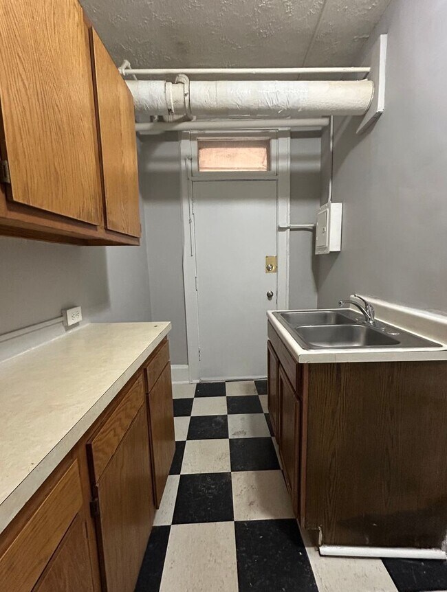 Building Photo - City Central Charmer with Private Entry