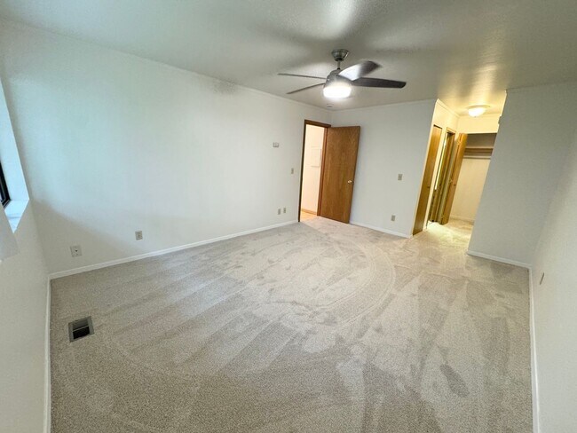 Building Photo - Spacious condo with 2 parking spaces included