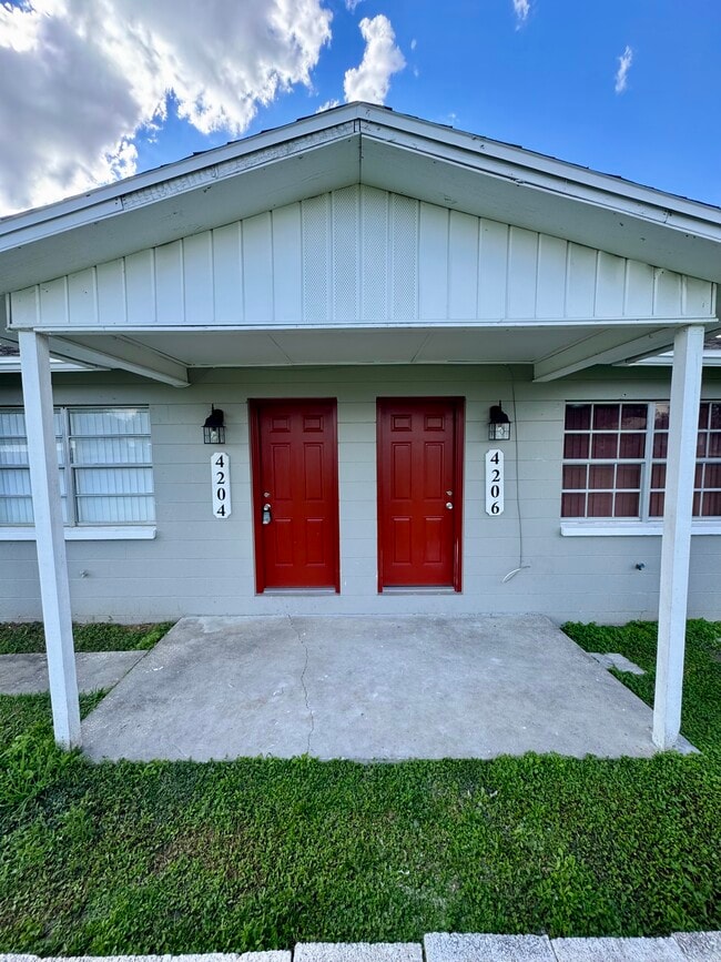 Building Photo - 4204 Sunnyside Dr
