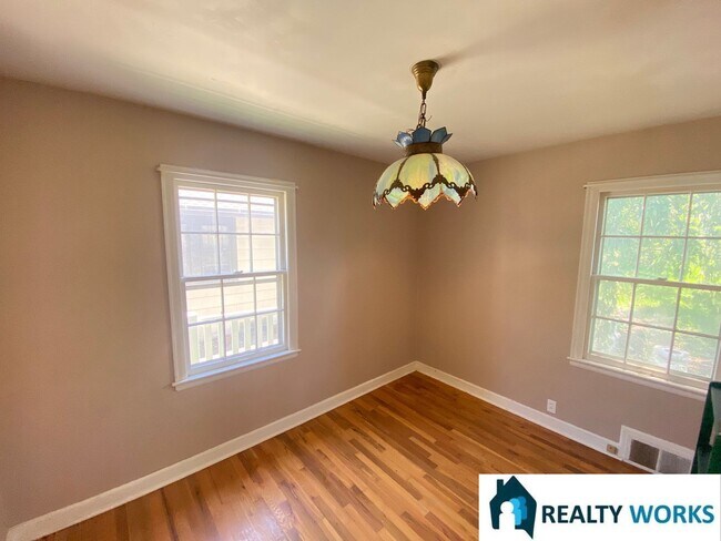 Building Photo - Charming 2 (+1) Bed Home!