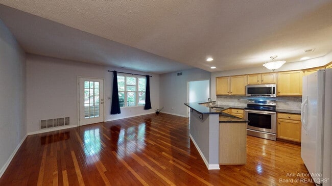 Building Photo - 1408 Fox Pointe Cir