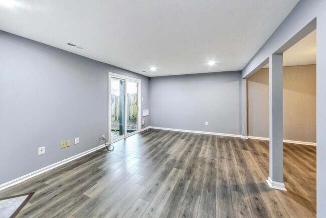 Building Photo - Beautifully maintained end unit Townhouse located in Stonebridge subdivision!