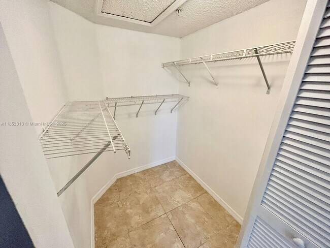 Building Photo - 420 S Park Rd