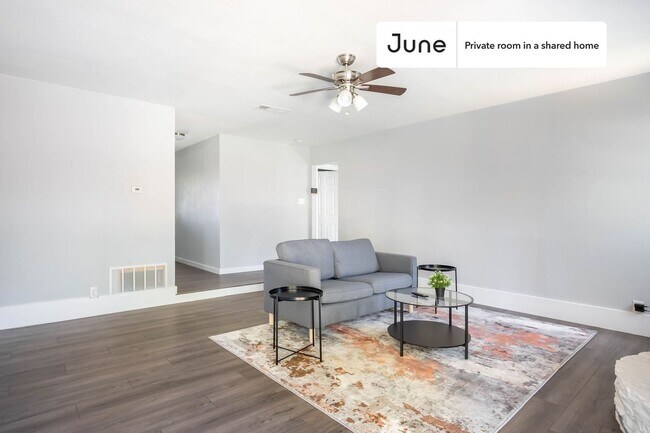 Building Photo - Private bedroom in 3 bed/2 bath Home