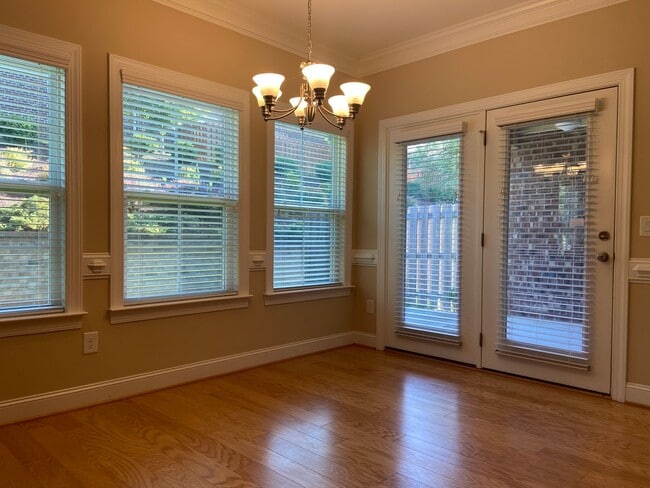 Building Photo - 3 Bedroom, 2 Bathroom One Level Townhome i...