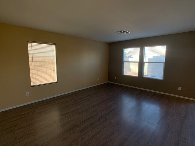 Building Photo - Upgraded 3 bedroom home with loft and den....