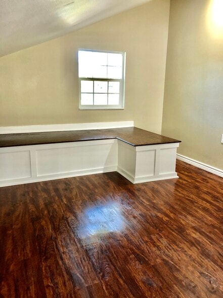 Upstairs loft - 612 Hackney Ave