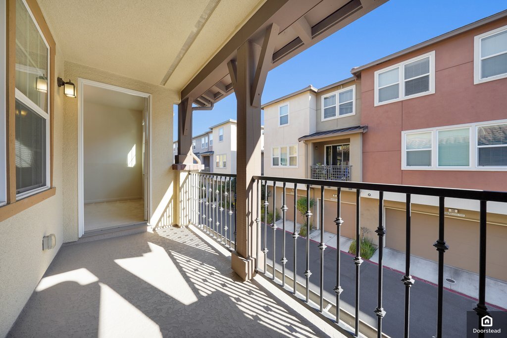 Building Photo - 584 De Guigne Dr