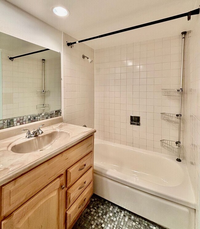 Building Photo - 3 Bed / 2.5 Bath Bellevue rambler $3,895/month