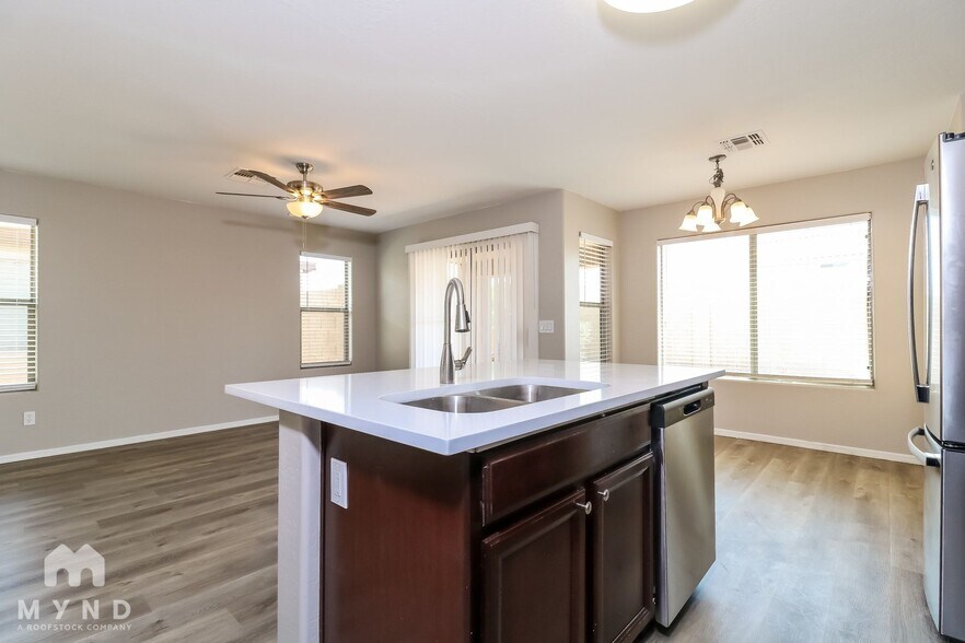 Building Photo - 25797 W Winslow Ave