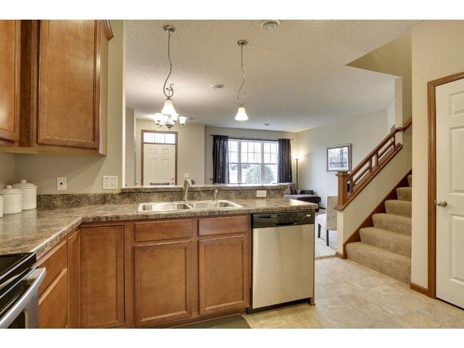 Building Photo - Pristine Woodbury 3 Bedroom Townhouse - Cl...