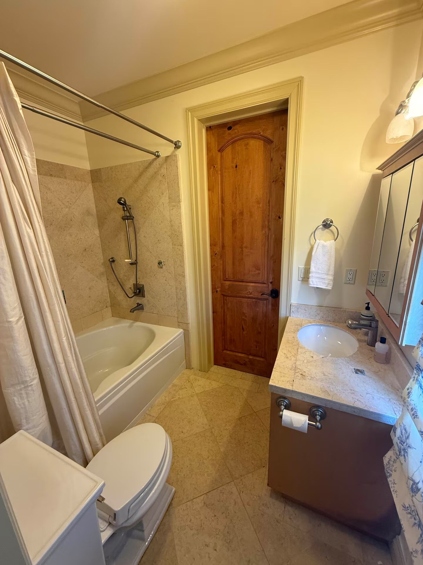 Full bathroom 2 - 115 Inez Pl