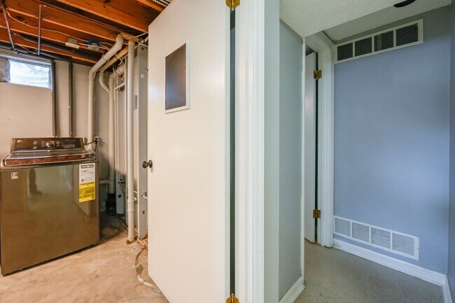 Building Photo - BEAUTIFUL CAPE COD IN BLUEGRASS ESTATES