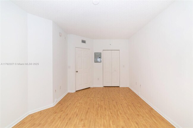 Building Photo - 17150 N Bay Rd