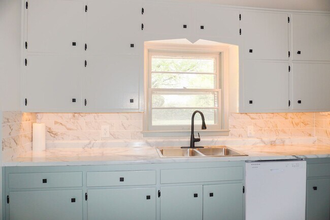Building Photo - 3b 2b Finished Basement + Garage Lawn Care Provided APPLY FREE!