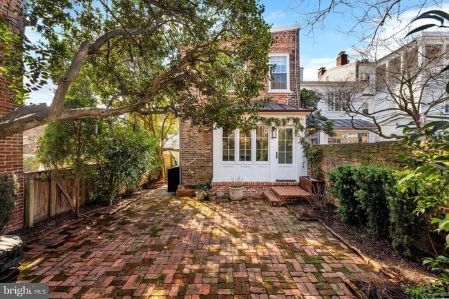 Building Photo - 509 Duke St