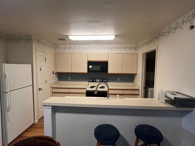 Building Photo - Seven Oaks Condo
