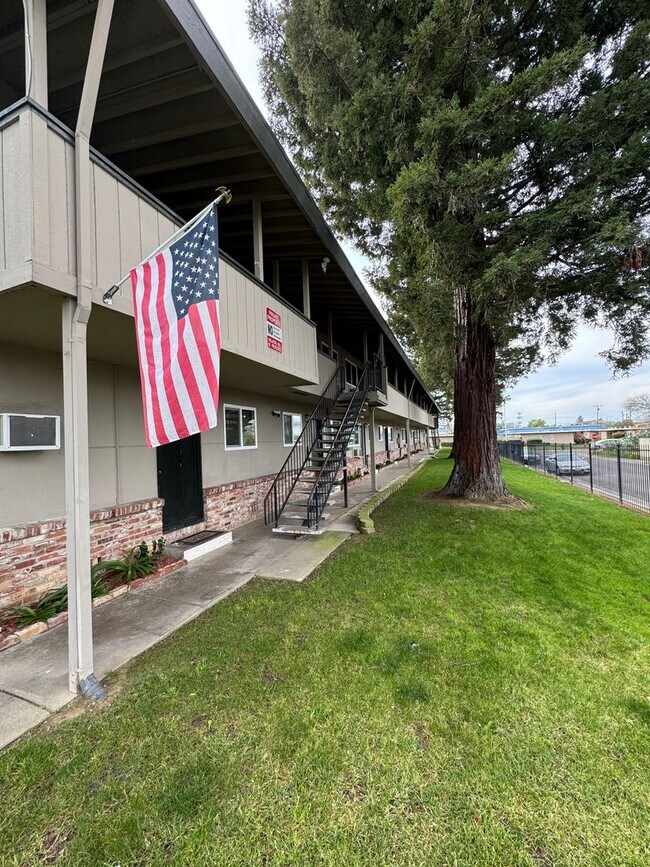 Building Photo - One Bedroom One Bath Apartment with Patio and Small Yard SEE VIDEO