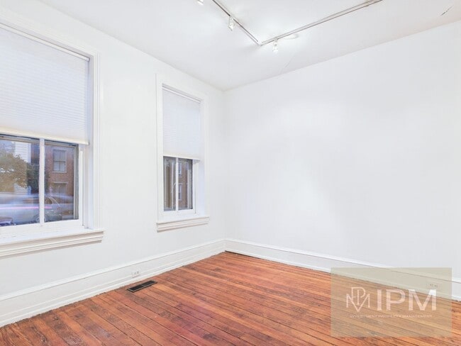 Building Photo - Beautiful 3 Bedroom, 1 Bath Colonial Home ...