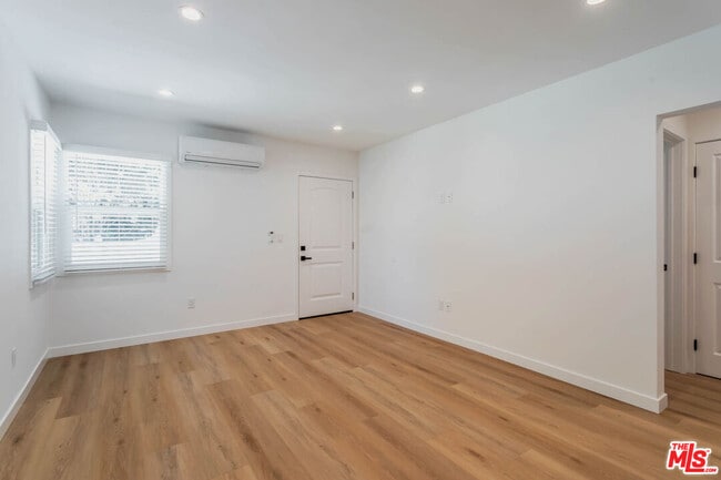 Building Photo - 815 W Glenoaks Blvd