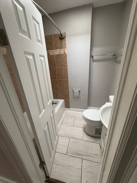 Building Photo - 2648 W Lafayette Ave