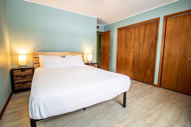 Building Photo - Charming Lakefront Home on Lake Skegemog – Off-Season Rental