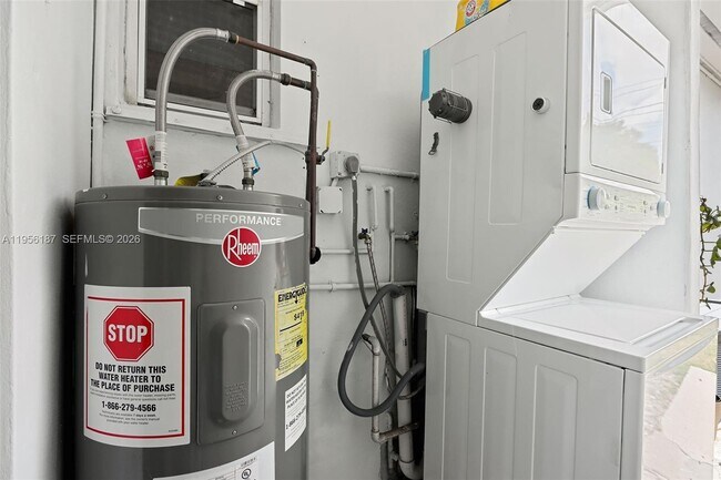 Building Photo - 6050 SW 44th Terrace