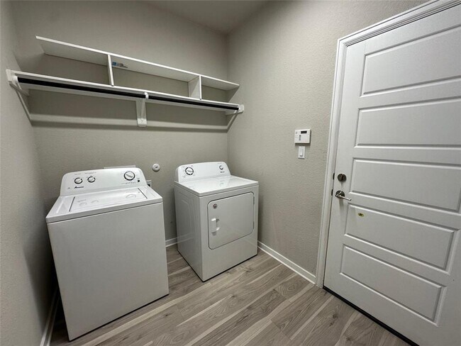 Building Photo - 441 Saturnia Dr
