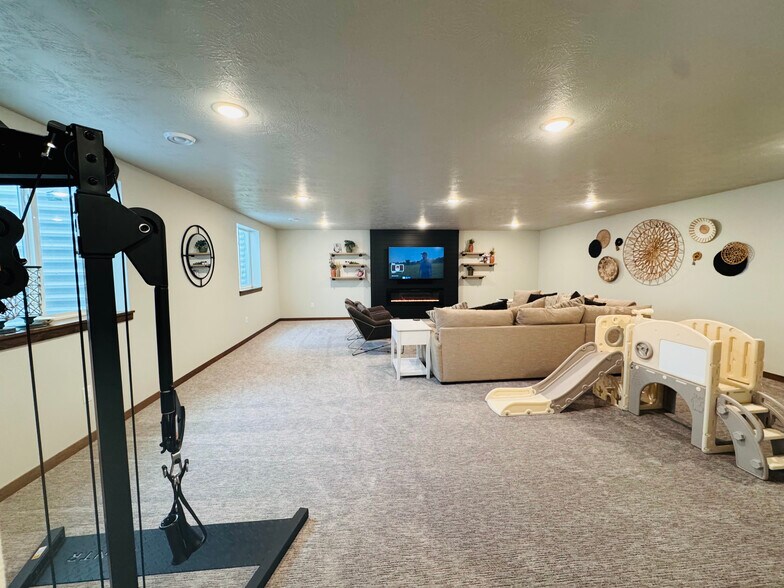 Building Photo - 5513 S Dubuque Ave