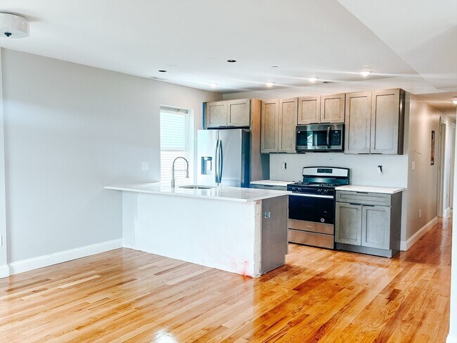 Building Photo - 595 Main St