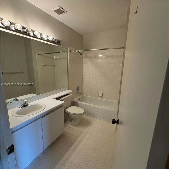 Building Photo - 549 Racquet Club Rd