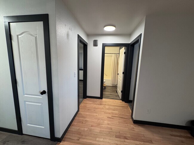 Building Photo - 705 Green Tree Dr