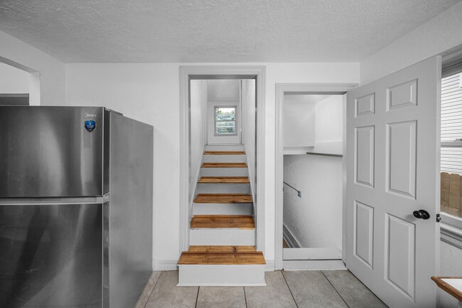 Building Photo - 1925 NW Oak Ave