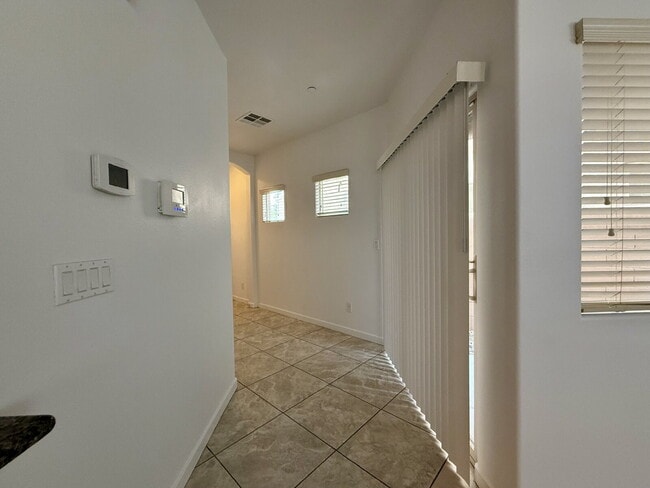 Building Photo - 4 BED, 2.5 BATH, 2 CAR-GARAGE, TWO-STORY, SINGLE FAMILY HOME FOR