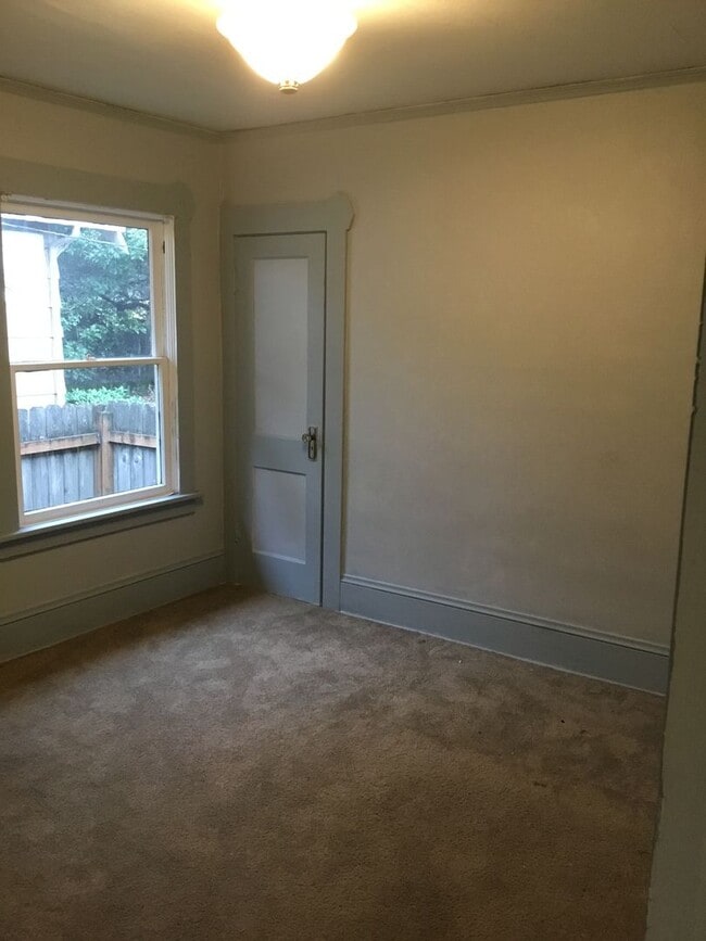 Building Photo - VINTAGE CHARM