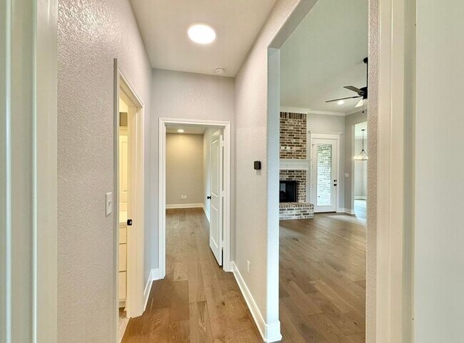 Building Photo - Beautiful and Spacious 3-Bedroom, 2-Bath R...