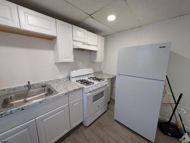 Building Photo - 20 S Bellevue Ave