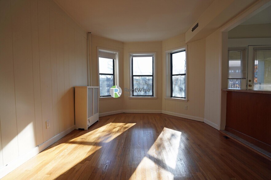 Primary Photo - 1131 Commonwealth Ave
