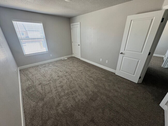 Building Photo - 2087 325 W