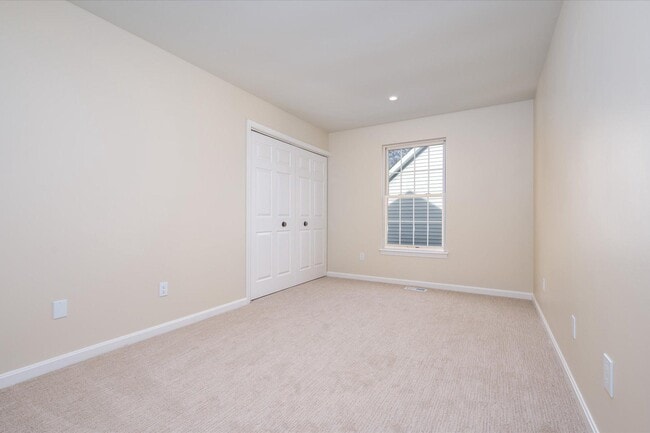 Building Photo - 2942 S Haven Dr