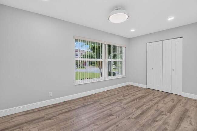 Building Photo - 787 Havana Dr