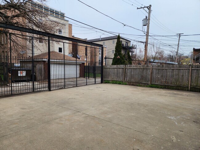 Building Photo - 1530 E 65th Pl