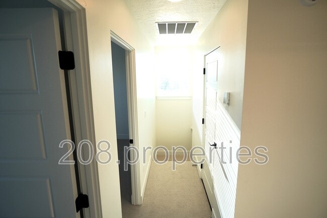 Building Photo - 525 E Violets Cv Ln