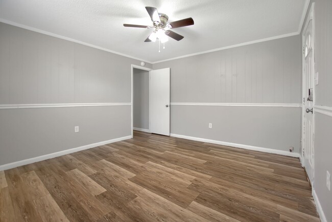 Building Photo - Pet Friendly Three Bedroom!