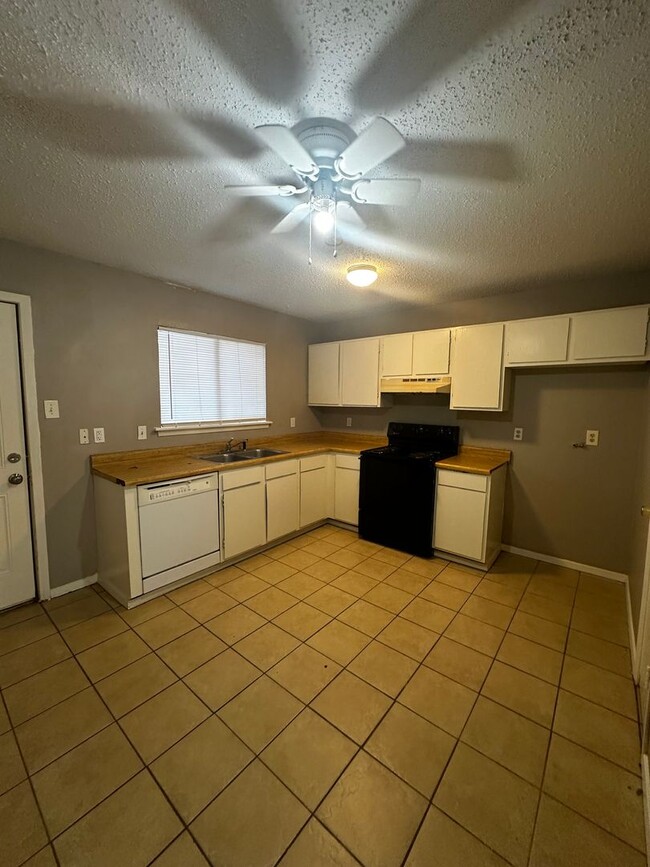 Building Photo - 2 Bedroom in Springhill ISD