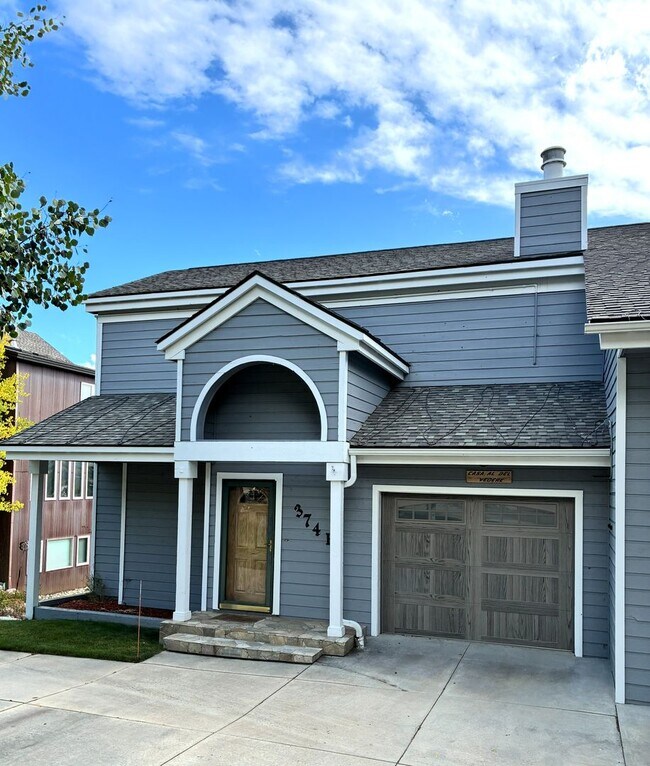 Building Photo - 374 B Ensign Dr